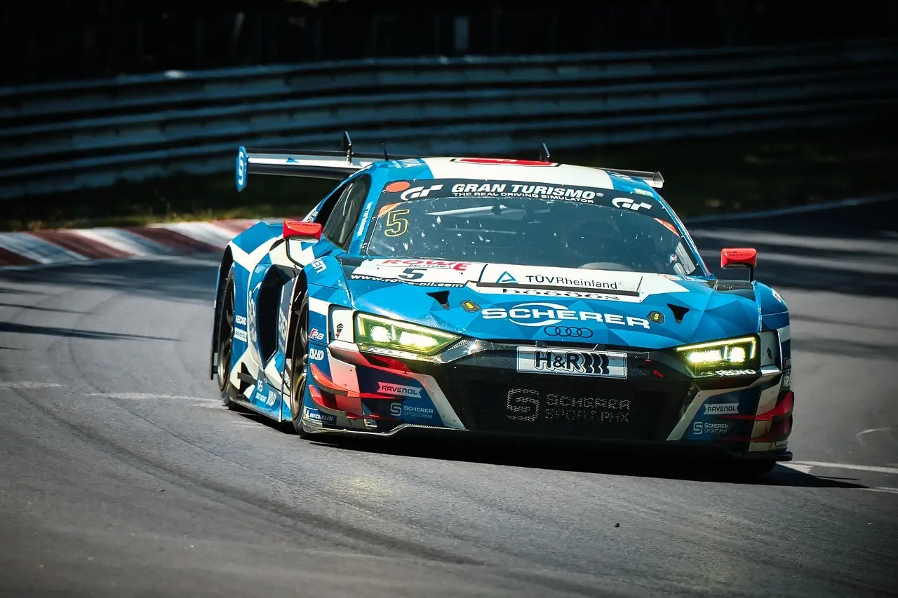 Blå GT-racerbil på bane