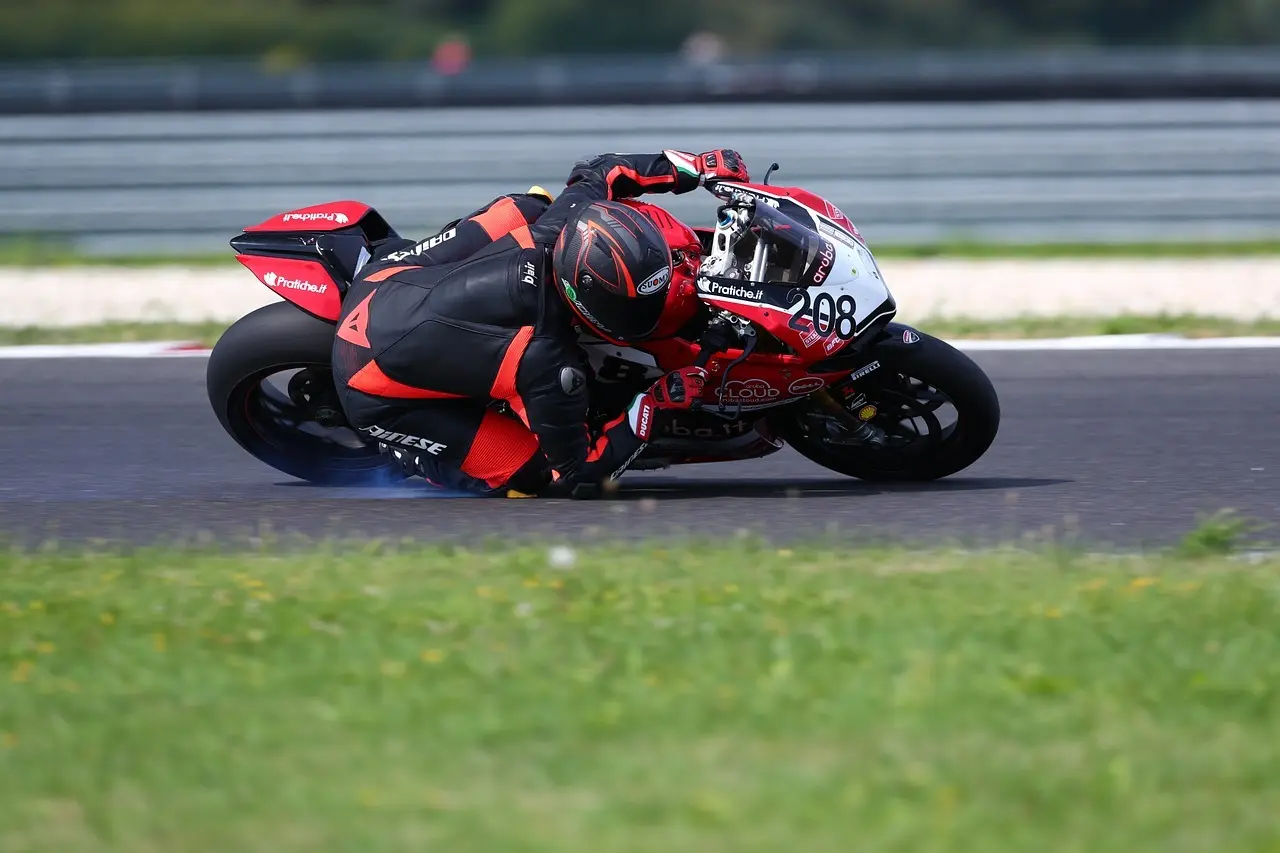 Motorcykelracer i sving