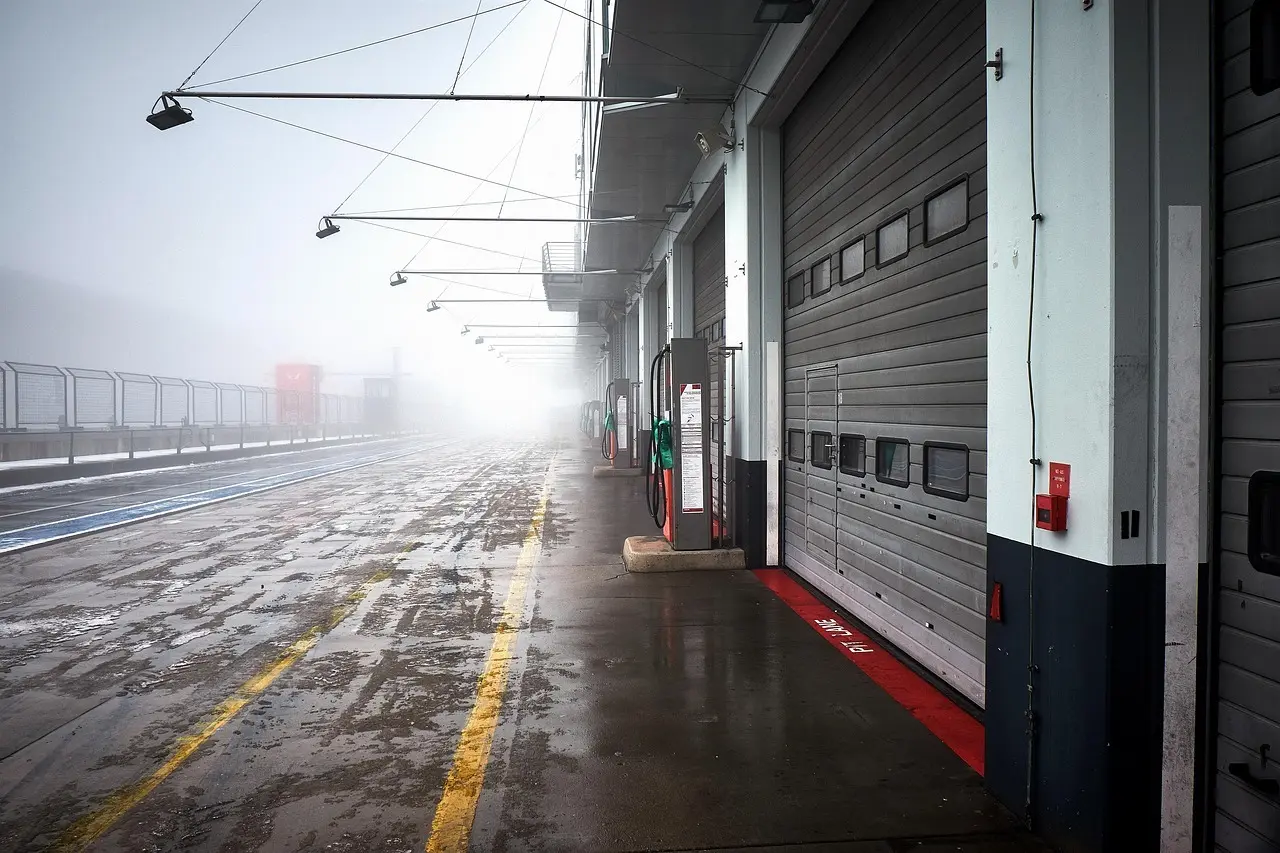 Pitlane med garager i tåge