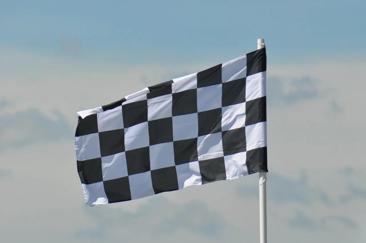 Ternet målflag mod himlen